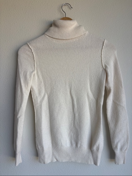 100% cashmere Cream Turtleneck Sweater - Picture 3 of 6
